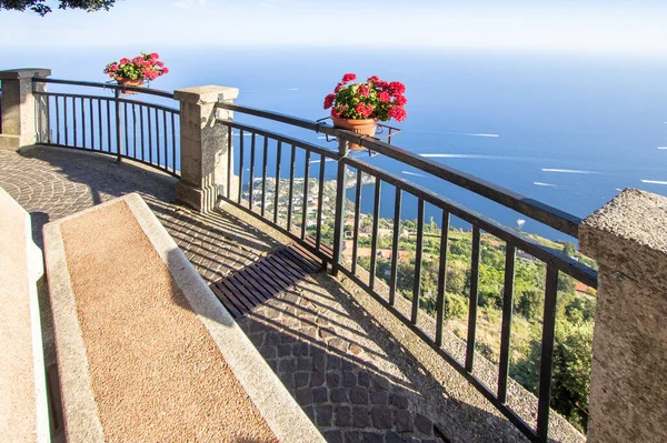 Blumentopf Auf Dem Aussichtspunkt Zur Amalfiküste Blick Vom Dorf Pogerola — Stockfoto