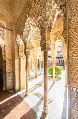 Arap tarzında güzel kemerler Alhambra Granada 'daki Aslanların avlusunda, Endülüs, İspanya