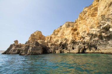 Portekiz 'in Algavre kıyısındaki Ponta da Piedade kayalıklarının güzel manzarası