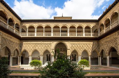İspanya 'nın Seville Kraliyet Sarayı' ndaki Teras de las Doncellas 'ta sakin yeşil bir bahçe.