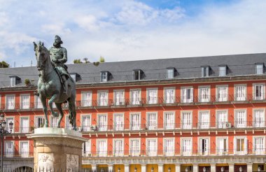 İspanya 'nın Madrid şehrinde Kral Philip' in heykelinin dikildiği Plaza Belediye Başkanı