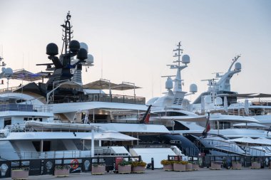 Porto Cervo, Sardinya, İtalya 'da demirli lüks yatlar