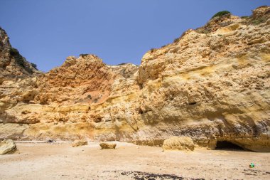 Portimao, Algarve bölgesindeki Praia Marinha 'nın en iyi manzarası, Portekiz
