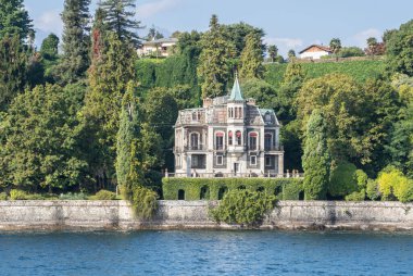 Lago Maggiore, İtalya 'daki parkta lüks bir villa.