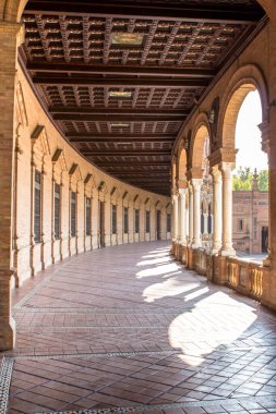 İspanya, Endülüs 'teki Seville Plaza de Espana' nın merkez meydanında güzel atariler.