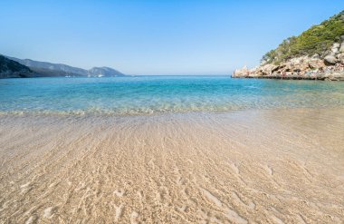 İtalya, Sardinya 'daki Orosei Körfezi' ndeki ünlü Cala Luna plajı.