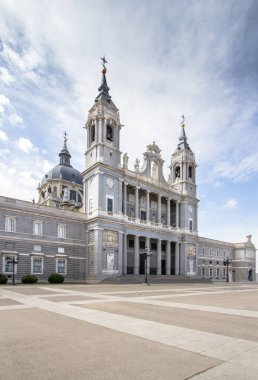 Madrid, İspanya 'daki Almudena Katedrali' nin ön cephesi.