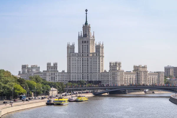 Vista Desde Agua Hasta Edificio Residencial Kotelnicheskaya Embankment Moscú Rusia —  Fotos de Stock