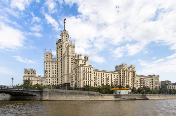 Utsikt Från Vattnet Till Bostadshuset Kotelnicheskaya Embankment Moskva Ryssland — Stockfoto