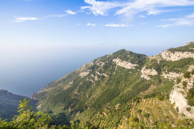 İtalya, Positano yakınlarındaki Tanrıların Yolu 'ndan Amalfi Sahili manzarası