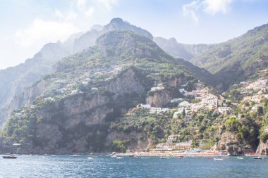 Şehir manzarası ve Positano 'nun doğası sudan, Amalfi sahili, İtalya