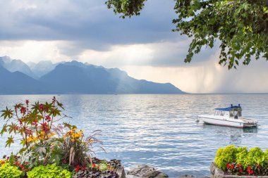 Montreux, İsviçre 'den güzel Cenevre Gölü manzarası