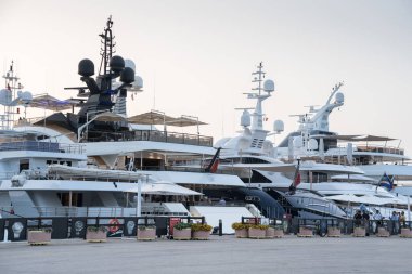 Porto Cervo, Sardinya, İtalya 'da demirli lüks yatlar