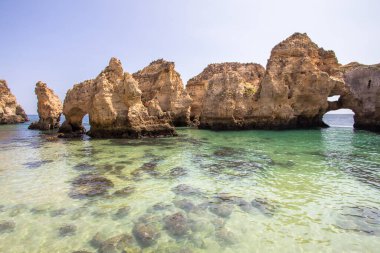 Portekiz 'in Algavre kıyısındaki Ponta da Piedade kayalıklarının güzel manzarası