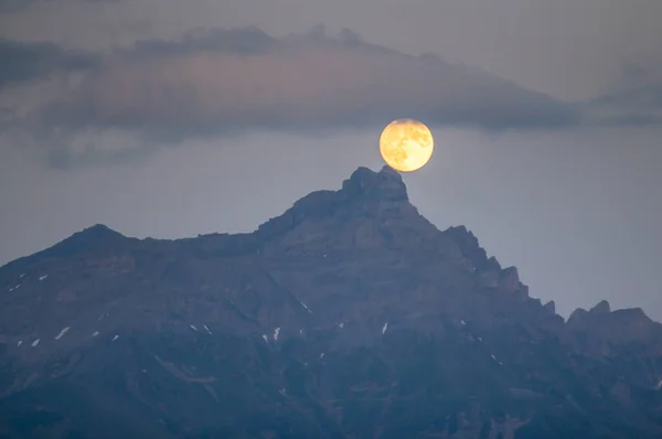 Mond Geht Über Einem Gebirge Auf — Stockfoto
