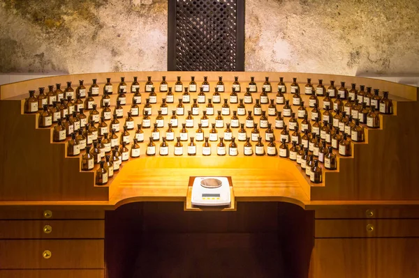 Bouteilles Avec Les Médicaments Sur Table Apothicaire Traditionnelle Espagne — Photo