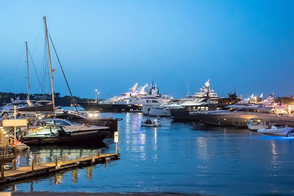 イタリアのサルデーニャ島 夕方にポルト セルボで係留された豪華なヨット ストック写真