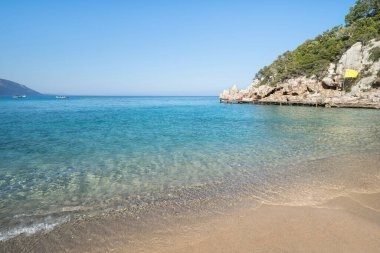 İtalya, Sardinya 'daki Orosei Körfezi' ndeki ünlü Cala Luna plajı.