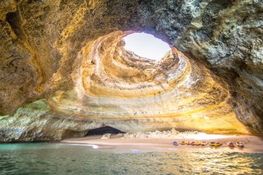 Benagil deniz Mağarası iç görünüm üzerinde Praia de Benagil, Benagil Beach Algarve Portekiz