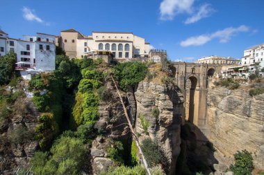 İspanya 'nın Ronda kentindeki Puente Nuevo köprüsünün panoramik manzarası