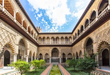 İspanya 'nın Seville Kraliyet Sarayı' ndaki Teras de las Doncellas 'ta sakin yeşil bir bahçe.