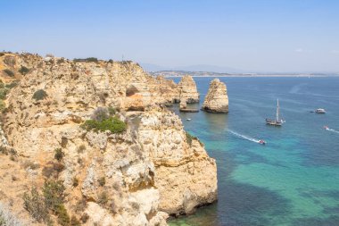 Portekiz 'in Algavre kıyısındaki Ponta da Piedade kayalıklarının güzel manzarası