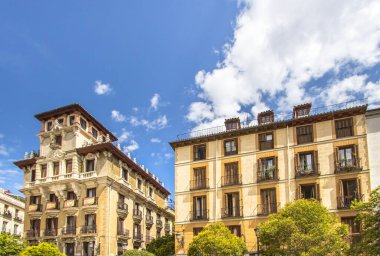 Madrid, İspanya 'daki Plaza Ramales' te geleneksel İspanyol tarzında güzel binalar.