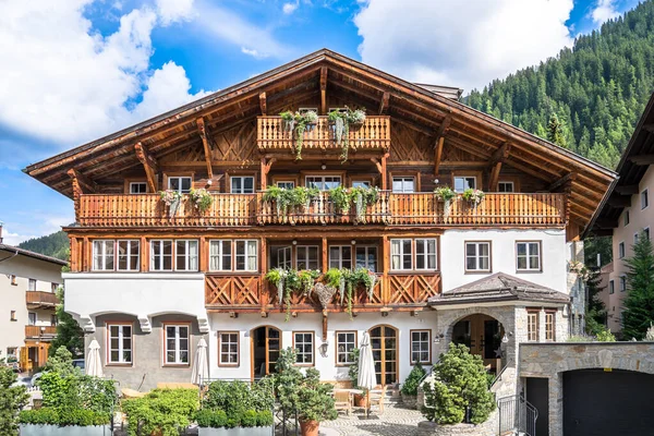 Fachada Del Hotel Madera Famoso Pueblo Europeo Las Montañas Austria — Foto de Stock