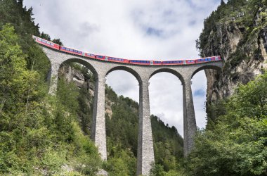 Filisur ve Davos, İsviçre yakınlarındaki ünlü viyadük (Landwasser Viaduct)