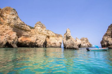Portekiz 'in Algavre kıyısındaki Ponta da Piedade kayalıklarının güzel manzarası