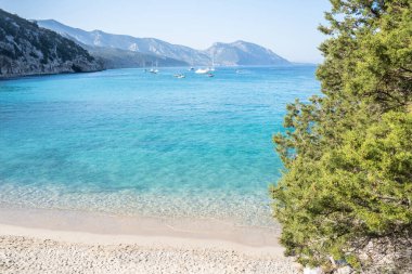 İtalya, Sardinya 'daki Orosei Körfezi' ndeki ünlü Cala Luna plajı.