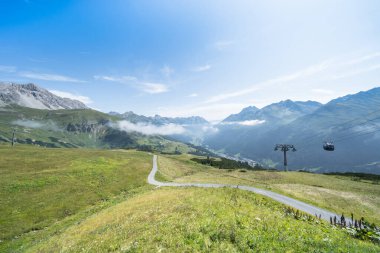Alplerde yürüyüş yolu, Saint Anton, Tirol, Avusturya