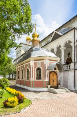 Rafineri ve Kutsal Teslis 'teki Mikhalevsky Tapınağı St. Sergius Lavra, Sergiev Posad, Rusya