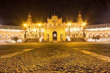 Geceleri Seville Plaza de Espana 'nın merkezi meydanı, Endülüs, İspanya