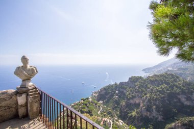 Taş heykeller üzerinde sonsuz güneşli teras Villa Cimbrone denizden Ravello, Amalfi Coast, İtalya