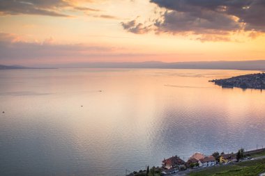 Lavaux bölgesindeki dünyaca ünlü üzüm bağları gün batımında, İsviçre