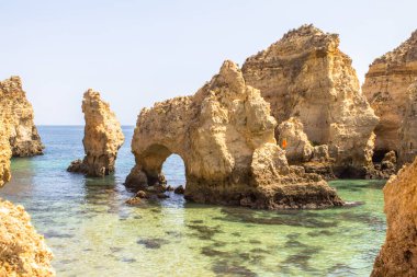 Portekiz 'in Algavre kıyısındaki Ponta da Piedade kayalıklarının güzel manzarası