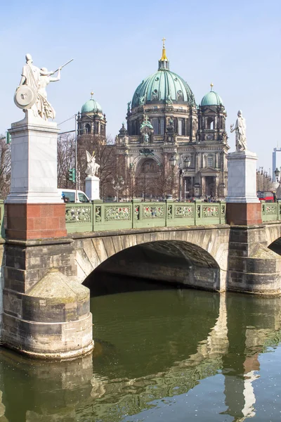 Architectuur Van Berlijnse Kerk Met Een Brug Voorgrond Duitsland — Stockfoto