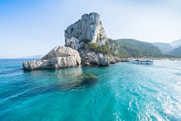 İtalya, Sardinya 'daki Orosei Körfezi' ndeki ünlü Cala Luna plajı.