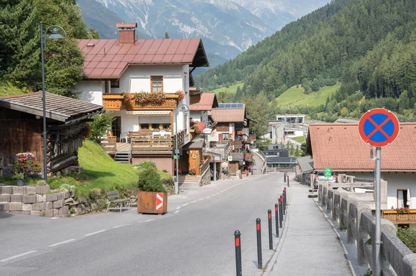 有名な高山村の風景セントアントン オーストリア ロイヤリティフリーのストック写真