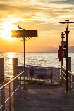 İsviçre 'nin Valais limanındaki Cenevre Gölü üzerinde gün batımı