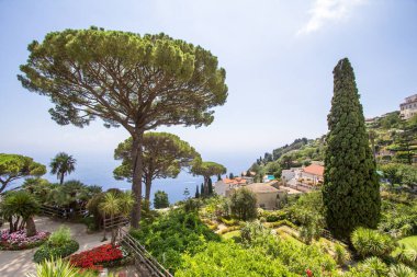 Amalfi kıyısındaki villa Rufolo 'nun inanılmaz bahçeleri, Ravello, İtalya