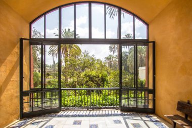Panoramik pencerelerden Real Alcazar Garden 'a bakın, Seville, Endülüs, İspanya