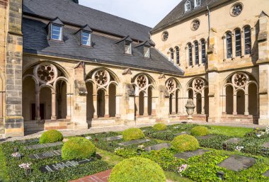 Trier 'deki Alman Katedrali Gotik Manastırı' nın avlusu.