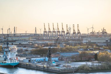 Hamburg, Almanya 'daki ünlü Elbphilharmonie (Elbe Filarmoni Salonu) binasından Panorama Manzarası