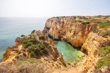 Portekiz 'in Algavre kıyısındaki Ponta da Piedade kayalıklarının güzel manzarası