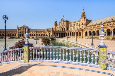 Seville Plaza de Espana 'nın merkez meydanındaki köprüler, Endülüs, İspanya