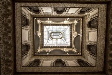 Real Alcazar 'daki Patio de las Munecas' ın iç kısmının cam tavanı, Royal Palace, Seville, İspanya