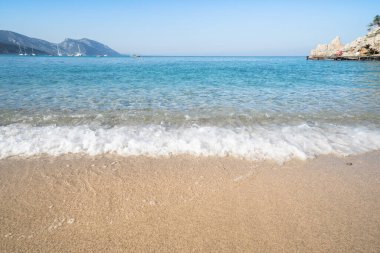 İtalya, Sardinya 'daki Orosei Körfezi' ndeki ünlü Cala Luna plajı.