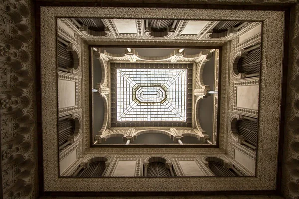西班牙塞维利亚皇家宫Real Alcazar的Patio Las Munecas内部玻璃天花板部分 — 图库照片